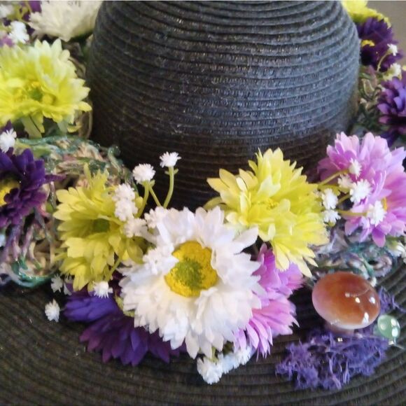 FESTIVAL FLOPPY HAT. Ellen Tracy adorned hat with crazy daisys,art & mushrooms - Picture 5 of 10